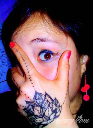 Krótkie hasło, niewielki symboliczny rysunek, większa grafika wplatająca dłonie w tło - tatuaże na palcach to nieograniczona wręcz liczba rozwiązań. Doskonale dopasować można je zarówno do subtelnego ciała kobiety jak i silnych dłoni męskich. 