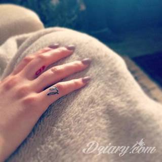 Krótkie hasło, niewielki symboliczny rysunek, większa grafika wplatająca dłonie w tło - tatuaże na palcach to nieograniczona wręcz liczba rozwiązań. Doskonale dopasować można je zarówno do subtelnego ciała kobiety jak i silnych dłoni męskich. 