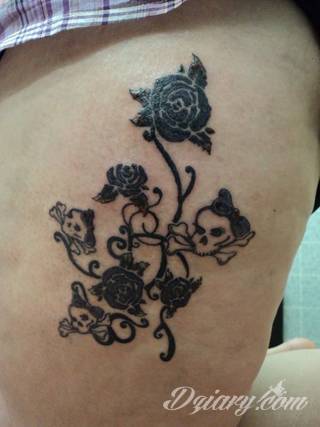 Krótkie hasło, niewielki symboliczny rysunek, większa grafika wplatająca dłonie w tło - tatuaże na palcach to nieograniczona wręcz liczba rozwiązań. Doskonale dopasować można je zarówno do subtelnego ciała kobiety jak i silnych dłoni męskich. 