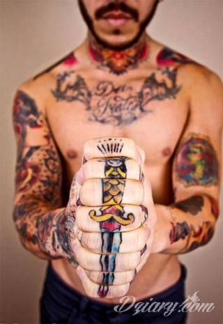 Krótkie hasło, niewielki symboliczny rysunek, większa grafika wplatająca dłonie w tło - tatuaże na palcach to nieograniczona wręcz liczba rozwiązań. Doskonale dopasować można je zarówno do subtelnego ciała kobiety jak i silnych dłoni męskich. 