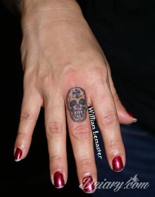 Krótkie hasło, niewielki symboliczny rysunek, większa grafika wplatająca dłonie w tło - tatuaże na palcach to nieograniczona wręcz liczba rozwiązań. Doskonale dopasować można je zarówno do subtelnego ciała kobiety jak i silnych dłoni męskich. 