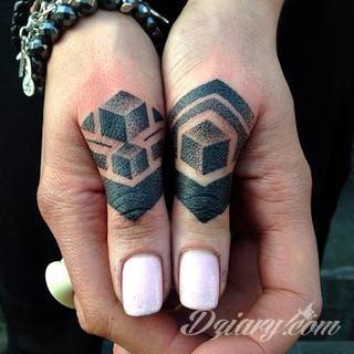 Krótkie hasło, niewielki symboliczny rysunek, większa grafika wplatająca dłonie w tło - tatuaże na palcach to nieograniczona wręcz liczba rozwiązań. Doskonale dopasować można je zarówno do subtelnego ciała kobiety jak i silnych dłoni męskich. 