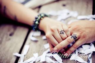 Krótkie hasło, niewielki symboliczny rysunek, większa grafika wplatająca dłonie w tło - tatuaże na palcach to nieograniczona wręcz liczba rozwiązań. Doskonale dopasować można je zarówno do subtelnego ciała kobiety jak i silnych dłoni męskich. 