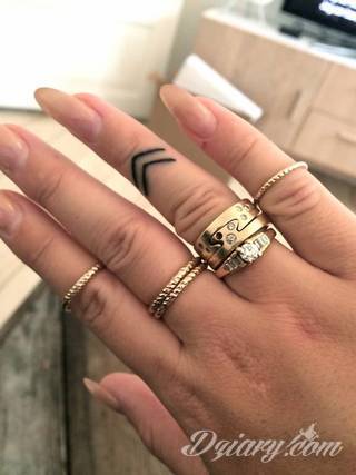 Krótkie hasło, niewielki symboliczny rysunek, większa grafika wplatająca dłonie w tło - tatuaże na palcach to nieograniczona wręcz liczba rozwiązań. Doskonale dopasować można je zarówno do subtelnego ciała kobiety jak i silnych dłoni męskich. 