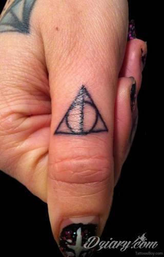 Krótkie hasło, niewielki symboliczny rysunek, większa grafika wplatająca dłonie w tło - tatuaże na palcach to nieograniczona wręcz liczba rozwiązań. Doskonale dopasować można je zarówno do subtelnego ciała kobiety jak i silnych dłoni męskich. 