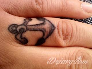 Krótkie hasło, niewielki symboliczny rysunek, większa grafika wplatająca dłonie w tło - tatuaże na palcach to nieograniczona wręcz liczba rozwiązań. Doskonale dopasować można je zarówno do subtelnego ciała kobiety jak i silnych dłoni męskich. 