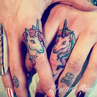 Krótkie hasło, niewielki symboliczny rysunek, większa grafika wplatająca dłonie w tło - tatuaże na palcach to nieograniczona wręcz liczba rozwiązań. Doskonale dopasować można je zarówno do subtelnego ciała kobiety jak i silnych dłoni męskich. 