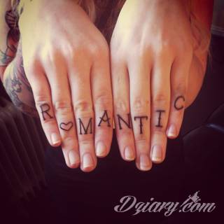 Krótkie hasło, niewielki symboliczny rysunek, większa grafika wplatająca dłonie w tło - tatuaże na palcach to nieograniczona wręcz liczba rozwiązań. Doskonale dopasować można je zarówno do subtelnego ciała kobiety jak i silnych dłoni męskich. 