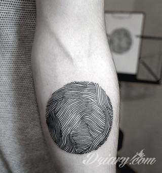 Krótkie hasło, niewielki symboliczny rysunek, większa grafika wplatająca dłonie w tło - tatuaże na palcach to nieograniczona wręcz liczba rozwiązań. Doskonale dopasować można je zarówno do subtelnego ciała kobiety jak i silnych dłoni męskich. 