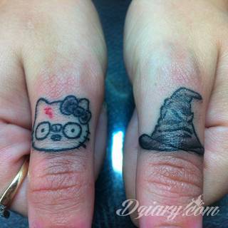 Krótkie hasło, niewielki symboliczny rysunek, większa grafika wplatająca dłonie w tło - tatuaże na palcach to nieograniczona wręcz liczba rozwiązań. Doskonale dopasować można je zarówno do subtelnego ciała kobiety jak i silnych dłoni męskich. 