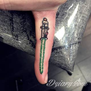 Krótkie hasło, niewielki symboliczny rysunek, większa grafika wplatająca dłonie w tło - tatuaże na palcach to nieograniczona wręcz liczba rozwiązań. Doskonale dopasować można je zarówno do subtelnego ciała kobiety jak i silnych dłoni męskich. 