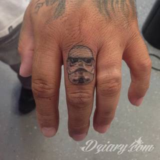 Krótkie hasło, niewielki symboliczny rysunek, większa grafika wplatająca dłonie w tło - tatuaże na palcach to nieograniczona wręcz liczba rozwiązań. Doskonale dopasować można je zarówno do subtelnego ciała kobiety jak i silnych dłoni męskich. 