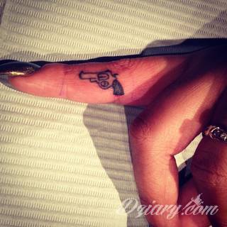 Krótkie hasło, niewielki symboliczny rysunek, większa grafika wplatająca dłonie w tło - tatuaże na palcach to nieograniczona wręcz liczba rozwiązań. Doskonale dopasować można je zarówno do subtelnego ciała kobiety jak i silnych dłoni męskich. 