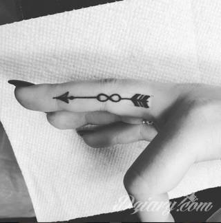 Krótkie hasło, niewielki symboliczny rysunek, większa grafika wplatająca dłonie w tło - tatuaże na palcach to nieograniczona wręcz liczba rozwiązań. Doskonale dopasować można je zarówno do subtelnego ciała kobiety jak i silnych dłoni męskich. 