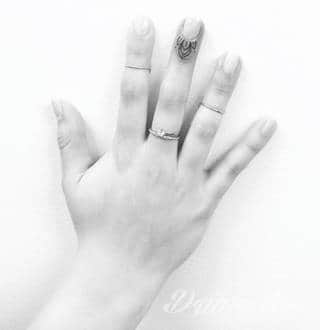 Krótkie hasło, niewielki symboliczny rysunek, większa grafika wplatająca dłonie w tło - tatuaże na palcach to nieograniczona wręcz liczba rozwiązań. Doskonale dopasować można je zarówno do subtelnego ciała kobiety jak i silnych dłoni męskich. 