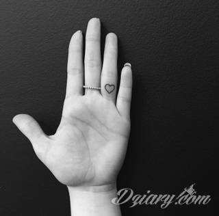 Krótkie hasło, niewielki symboliczny rysunek, większa grafika wplatająca dłonie w tło - tatuaże na palcach to nieograniczona wręcz liczba rozwiązań. Doskonale dopasować można je zarówno do subtelnego ciała kobiety jak i silnych dłoni męskich. 