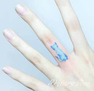 Krótkie hasło, niewielki symboliczny rysunek, większa grafika wplatająca dłonie w tło - tatuaże na palcach to nieograniczona wręcz liczba rozwiązań. Doskonale dopasować można je zarówno do subtelnego ciała kobiety jak i silnych dłoni męskich. 