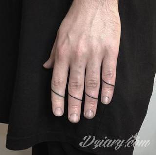 Krótkie hasło, niewielki symboliczny rysunek, większa grafika wplatająca dłonie w tło - tatuaże na palcach to nieograniczona wręcz liczba rozwiązań. Doskonale dopasować można je zarówno do subtelnego ciała kobiety jak i silnych dłoni męskich. 