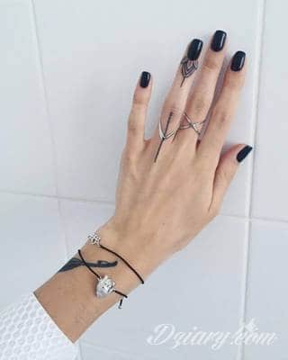 Krótkie hasło, niewielki symboliczny rysunek, większa grafika wplatająca dłonie w tło - tatuaże na palcach to nieograniczona wręcz liczba rozwiązań. Doskonale dopasować można je zarówno do subtelnego ciała kobiety jak i silnych dłoni męskich. 