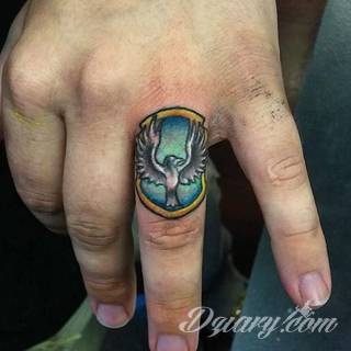 Krótkie hasło, niewielki symboliczny rysunek, większa grafika wplatająca dłonie w tło - tatuaże na palcach to nieograniczona wręcz liczba rozwiązań. Doskonale dopasować można je zarówno do subtelnego ciała kobiety jak i silnych dłoni męskich. 