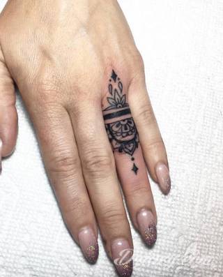 Krótkie hasło, niewielki symboliczny rysunek, większa grafika wplatająca dłonie w tło - tatuaże na palcach to nieograniczona wręcz liczba rozwiązań. Doskonale dopasować można je zarówno do subtelnego ciała kobiety jak i silnych dłoni męskich. 