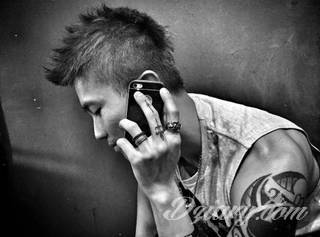 Krótkie hasło, niewielki symboliczny rysunek, większa grafika wplatająca dłonie w tło - tatuaże na palcach to nieograniczona wręcz liczba rozwiązań. Doskonale dopasować można je zarówno do subtelnego ciała kobiety jak i silnych dłoni męskich. 