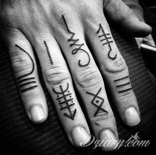 Krótkie hasło, niewielki symboliczny rysunek, większa grafika wplatająca dłonie w tło - tatuaże na palcach to nieograniczona wręcz liczba rozwiązań. Doskonale dopasować można je zarówno do subtelnego ciała kobiety jak i silnych dłoni męskich. 