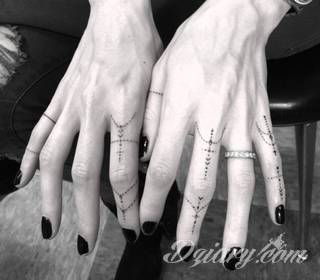 Krótkie hasło, niewielki symboliczny rysunek, większa grafika wplatająca dłonie w tło - tatuaże na palcach to nieograniczona wręcz liczba rozwiązań. Doskonale dopasować można je zarówno do subtelnego ciała kobiety jak i silnych dłoni męskich. 