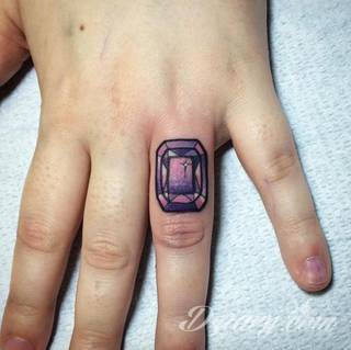 Krótkie hasło, niewielki symboliczny rysunek, większa grafika wplatająca dłonie w tło - tatuaże na palcach to nieograniczona wręcz liczba rozwiązań. Doskonale dopasować można je zarówno do subtelnego ciała kobiety jak i silnych dłoni męskich. 