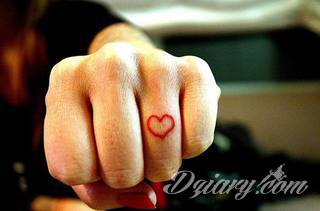 Krótkie hasło, niewielki symboliczny rysunek, większa grafika wplatająca dłonie w tło - tatuaże na palcach to nieograniczona wręcz liczba rozwiązań. Doskonale dopasować można je zarówno do subtelnego ciała kobiety jak i silnych dłoni męskich. 