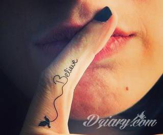 Krótkie hasło, niewielki symboliczny rysunek, większa grafika wplatająca dłonie w tło - tatuaże na palcach to nieograniczona wręcz liczba rozwiązań. Doskonale dopasować można je zarówno do subtelnego ciała kobiety jak i silnych dłoni męskich. 