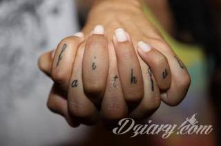 Krótkie hasło, niewielki symboliczny rysunek, większa grafika wplatająca dłonie w tło - tatuaże na palcach to nieograniczona wręcz liczba rozwiązań. Doskonale dopasować można je zarówno do subtelnego ciała kobiety jak i silnych dłoni męskich. 