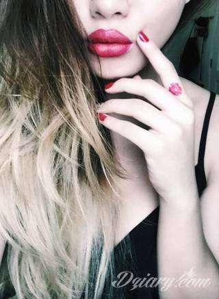 Krótkie hasło, niewielki symboliczny rysunek, większa grafika wplatająca dłonie w tło - tatuaże na palcach to nieograniczona wręcz liczba rozwiązań. Doskonale dopasować można je zarówno do subtelnego ciała kobiety jak i silnych dłoni męskich. 