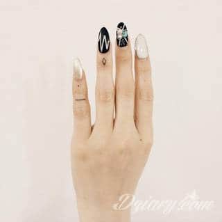 Krótkie hasło, niewielki symboliczny rysunek, większa grafika wplatająca dłonie w tło - tatuaże na palcach to nieograniczona wręcz liczba rozwiązań. Doskonale dopasować można je zarówno do subtelnego ciała kobiety jak i silnych dłoni męskich. 