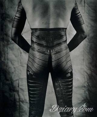 Unikatowe tatuaże będące odzwierciedleniem pasji, symboliki, zamiłowania. Na co dzień skryte, odkrywane po zsunięciu odzienia. Tatuaże na plecach to przede wszystkim intymność i dostępność tylko dla bliskich. 