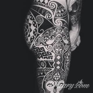 Pobudzające wyobraźnię tatuaże na pośladkach mają wymiar nie tylko erotyczny. Podkreślają kobiecość, uwypuklają męskość - tu granicą jest wyłącznie wyobraźnia i odwaga w kreowaniu obrazu na ciele. 