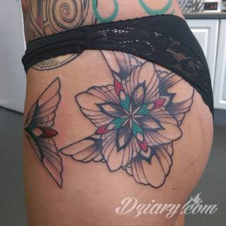 Pobudzające wyobraźnię tatuaże na pośladkach mają wymiar nie tylko erotyczny. Podkreślają kobiecość, uwypuklają męskość - tu granicą jest wyłącznie wyobraźnia i odwaga w kreowaniu obrazu na ciele. 