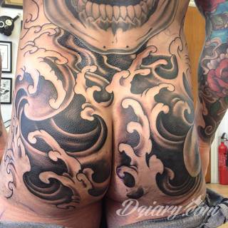 Pobudzające wyobraźnię tatuaże na pośladkach mają wymiar nie tylko erotyczny. Podkreślają kobiecość, uwypuklają męskość - tu granicą jest wyłącznie wyobraźnia i odwaga w kreowaniu obrazu na ciele. 