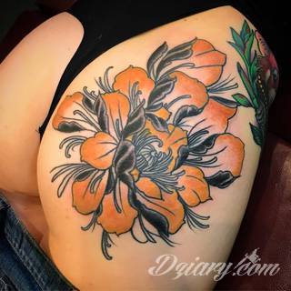 Pobudzające wyobraźnię tatuaże na pośladkach mają wymiar nie tylko erotyczny. Podkreślają kobiecość, uwypuklają męskość - tu granicą jest wyłącznie wyobraźnia i odwaga w kreowaniu obrazu na ciele. 