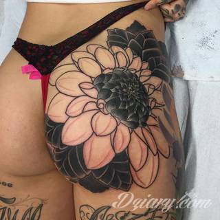 Pobudzające wyobraźnię tatuaże na pośladkach mają wymiar nie tylko erotyczny. Podkreślają kobiecość, uwypuklają męskość - tu granicą jest wyłącznie wyobraźnia i odwaga w kreowaniu obrazu na ciele. 