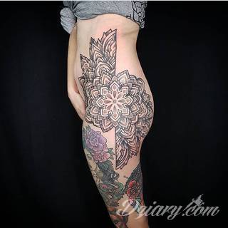 Pobudzające wyobraźnię tatuaże na pośladkach mają wymiar nie tylko erotyczny. Podkreślają kobiecość, uwypuklają męskość - tu granicą jest wyłącznie wyobraźnia i odwaga w kreowaniu obrazu na ciele. 