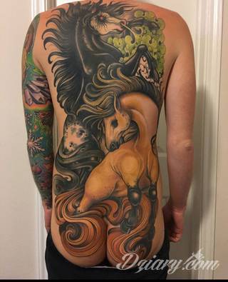 Pobudzające wyobraźnię tatuaże na pośladkach mają wymiar nie tylko erotyczny. Podkreślają kobiecość, uwypuklają męskość - tu granicą jest wyłącznie wyobraźnia i odwaga w kreowaniu obrazu na ciele. 