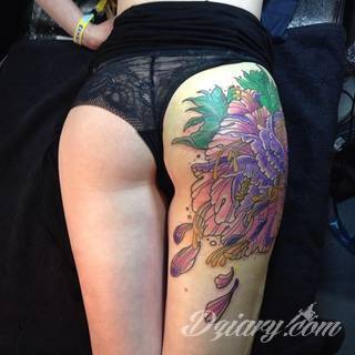 Pobudzające wyobraźnię tatuaże na pośladkach mają wymiar nie tylko erotyczny. Podkreślają kobiecość, uwypuklają męskość - tu granicą jest wyłącznie wyobraźnia i odwaga w kreowaniu obrazu na ciele. 