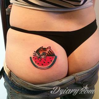 Pobudzające wyobraźnię tatuaże na pośladkach mają wymiar nie tylko erotyczny. Podkreślają kobiecość, uwypuklają męskość - tu granicą jest wyłącznie wyobraźnia i odwaga w kreowaniu obrazu na ciele. 