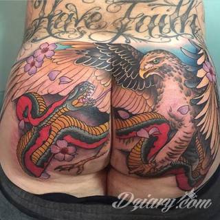 Pobudzające wyobraźnię tatuaże na pośladkach mają wymiar nie tylko erotyczny. Podkreślają kobiecość, uwypuklają męskość - tu granicą jest wyłącznie wyobraźnia i odwaga w kreowaniu obrazu na ciele. 