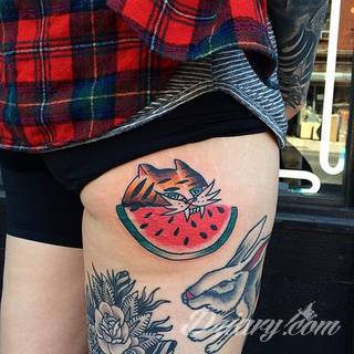 Pobudzające wyobraźnię tatuaże na pośladkach mają wymiar nie tylko erotyczny. Podkreślają kobiecość, uwypuklają męskość - tu granicą jest wyłącznie wyobraźnia i odwaga w kreowaniu obrazu na ciele. 