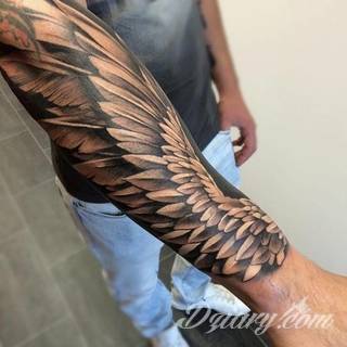 Tatuaże na przedramieniu czy na ramieniu i barku to swobodne wariacje: motywy geograficzne, twarze, wzory lub teksty - grafiki na ramionach dają wyjątkowy wybór motywów i rozwiązań. 