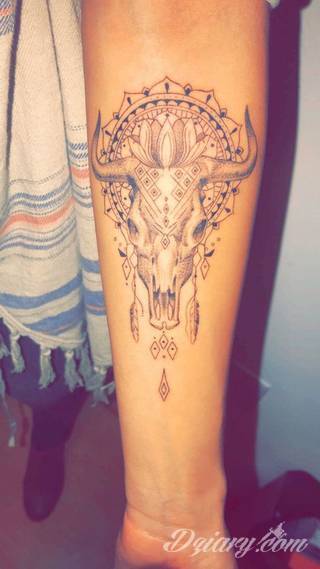 Tatuaże na przedramieniu czy na ramieniu i barku to swobodne wariacje: motywy geograficzne, twarze, wzory lub teksty - grafiki na ramionach dają wyjątkowy wybór motywów i rozwiązań. 