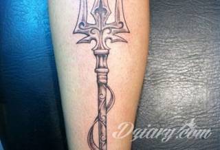 Tatuaże na przedramieniu czy na ramieniu i barku to swobodne wariacje: motywy geograficzne, twarze, wzory lub teksty - grafiki na ramionach dają wyjątkowy wybór motywów i rozwiązań. 