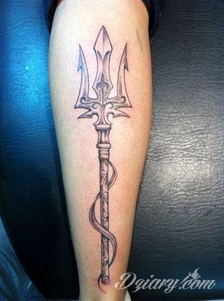 Tatuaże na przedramieniu czy na ramieniu i barku to swobodne wariacje: motywy geograficzne, twarze, wzory lub teksty - grafiki na ramionach dają wyjątkowy wybór motywów i rozwiązań. 